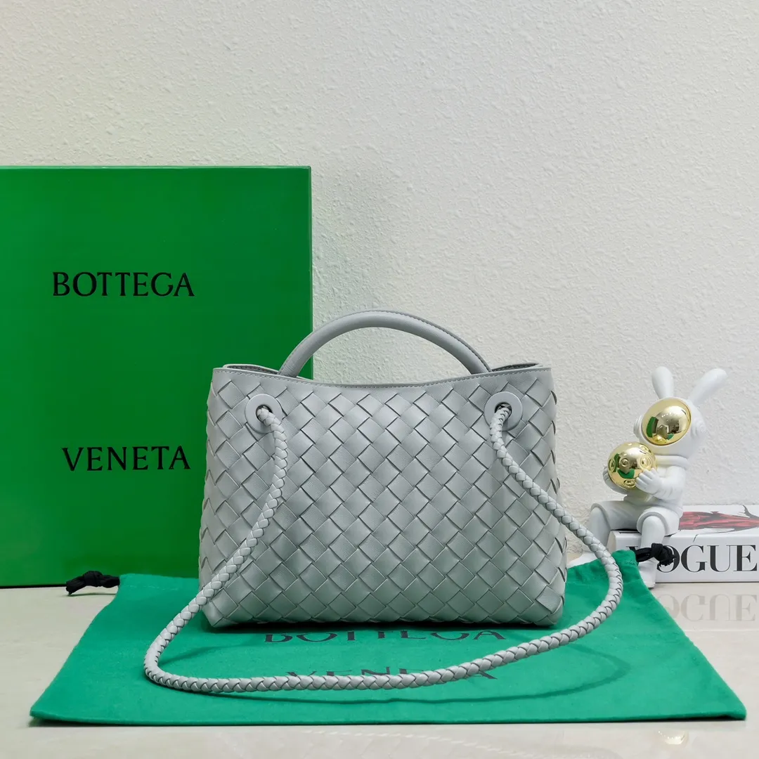Batch 1860 B's 2023 spring and summer new model continues the brand's woven style with detailed metal knot switch buckles. This time, the shoulder straps are also made into tube weaves, showing different craftsmanship. The carrying method is versatile to create more different looks. Intrecciato woven leather small handbag, equipped with sliding crossbody strap. Internal compartments, including 1 zipper pocket and 2 open pockets with magnetic buckle closure. Size: 25*20*10cm, model: 7463#